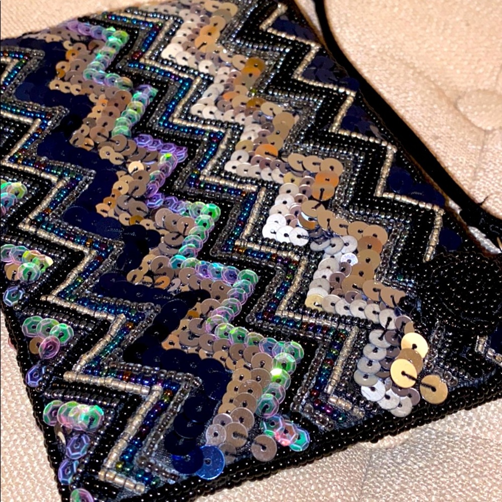 Beautiful Sequined Zig-Zag Patterned Wristlet - image 1